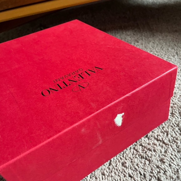 Valentino shoebox size as it is for women - Picture 3 of 9